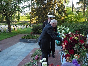 Russian Ambassador to the Netherlands Honors the Memory of Fallen Soviet Soldiers